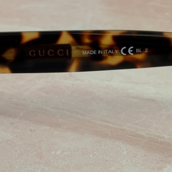 Authentic Gucci tortoise shell sunglasses - left arm broken, right arm intact main image 7